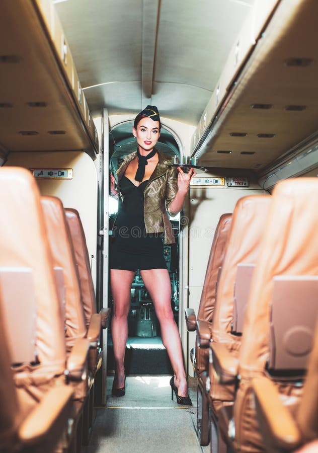 Uniforme de camarera. hermosas azafatas. bella azafata en un avión sonriendo. aerolínea. mujer y fotos de archivo