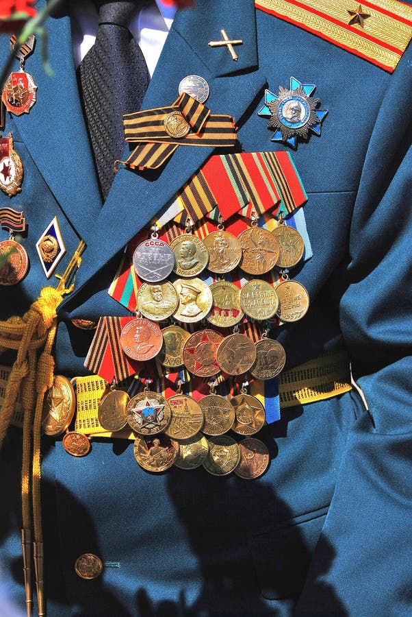 Uniforme De Militaire Décoré Par Beaucoup De Récompenses Photo stock  éditorial - Image du fleur, fleurs: 52831328