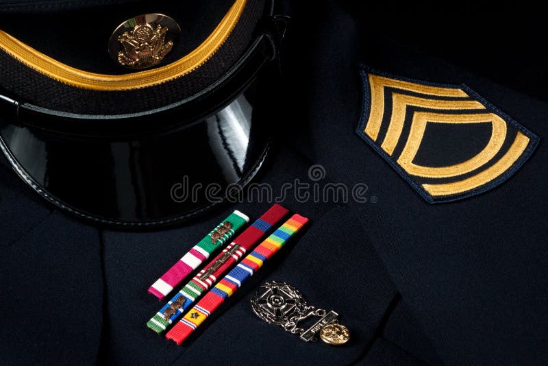Uniforme militaire de chapeau et de robe avec des décorations image stock Uniforme militaire de chapeau et de robe avec des décorations image stock