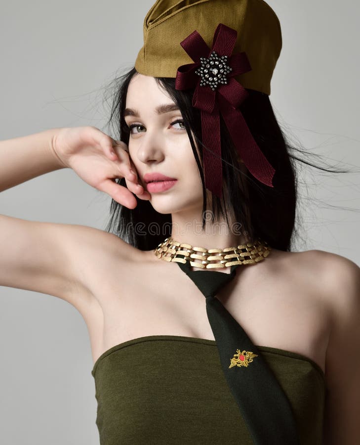 Uniforme verde scuro del cappello del bello di donna di usura panno militare di modo il giorno di festa vittoria del 9 maggio Rus fotografia stock Uniforme verde scuro del cappello del bello di donna di usura panno militare di modo il giorno di festa vittoria del 9 maggio Rus fotografia stock
