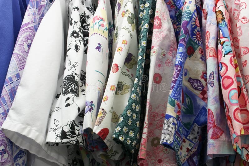 Parecchie uniformi multicolori dell'infermiera video.