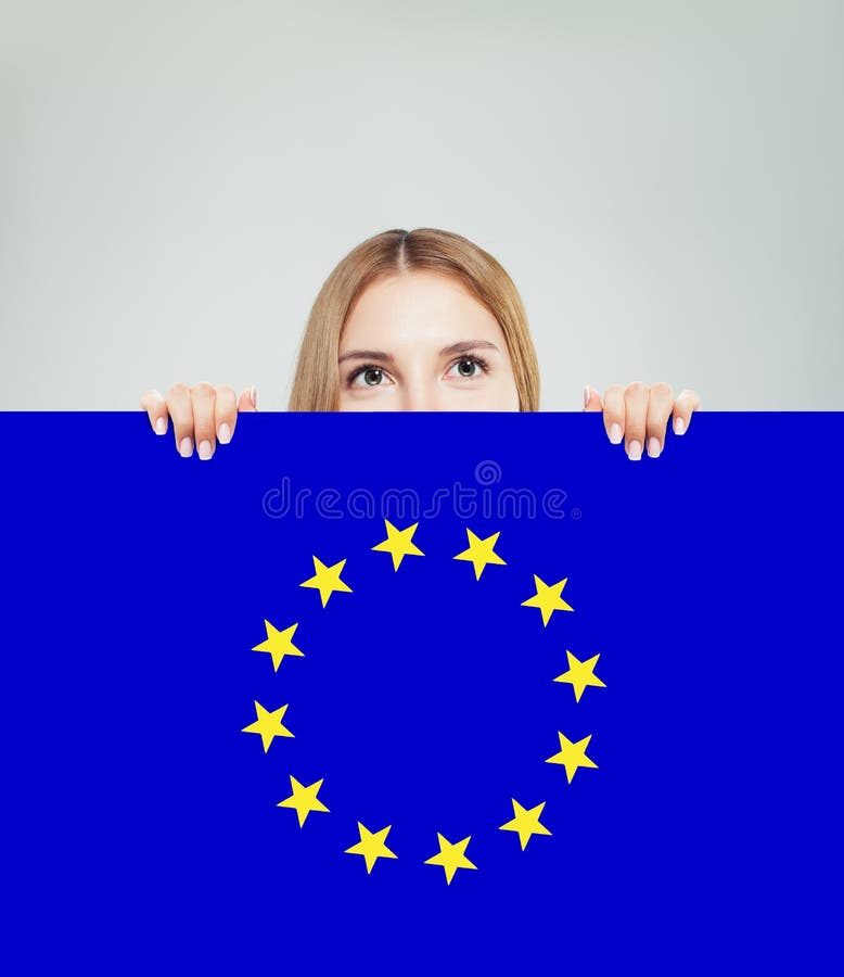 Unii Europejskiej pojęcie z szczęśliwą kobietą pokazuje UE chorągwianego tło Podr?? i nauka w Europa fotografia royalty free Unii Europejskiej pojęcie z szczęśliwą kobietą pokazuje UE chorągwianego tło Podr?? i nauka w Europa fotografia royalty free