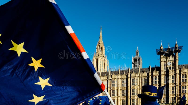 Union européenne et vol britannique de drapeau d'Union Jack devant des Chambres du Parlement au palais de Westminster, Londres, d photographie stock Union européenne et vol britannique de drapeau d'Union Jack devant des Chambres du Parlement au palais de Westminster, Londres, d photographie stock
