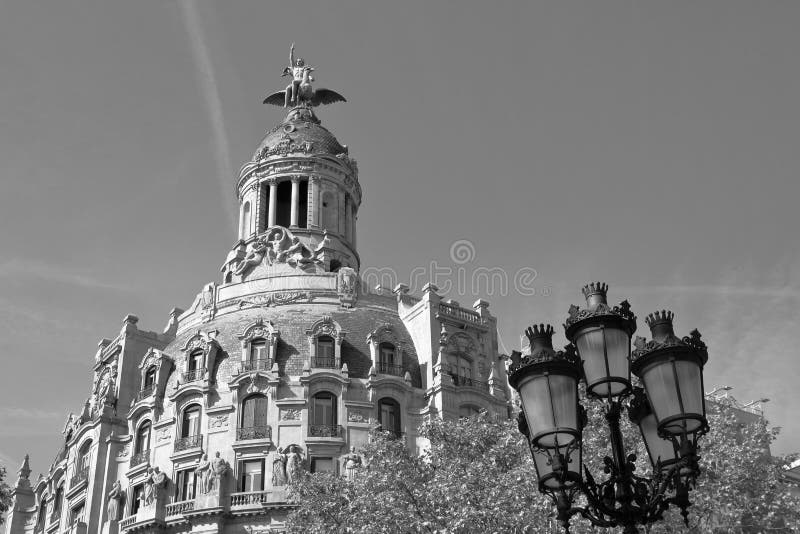 Zvláštne budova bola sídlom jedného z najvýznamnejších poisťovní v Španielsku La Unin a el Fnix Espaol, spoločnosť narodil v Madride, v roku 1879, ako výsledok zlúčenia La Unin, založená v roku 1856, a El Fnix Espaol, Compaa de Seguros Reunidos, založená v roku 1864.
