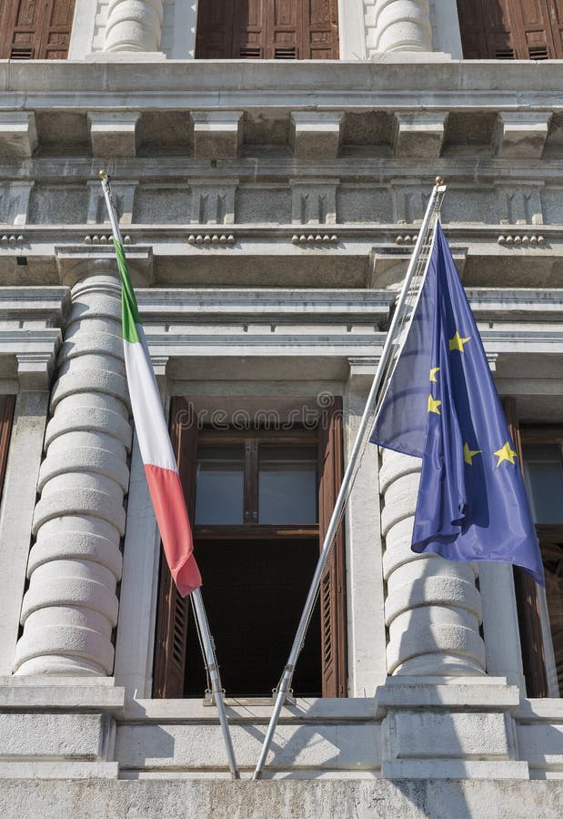 Unione Europea e primo piano italiano delle bandiere nazionali