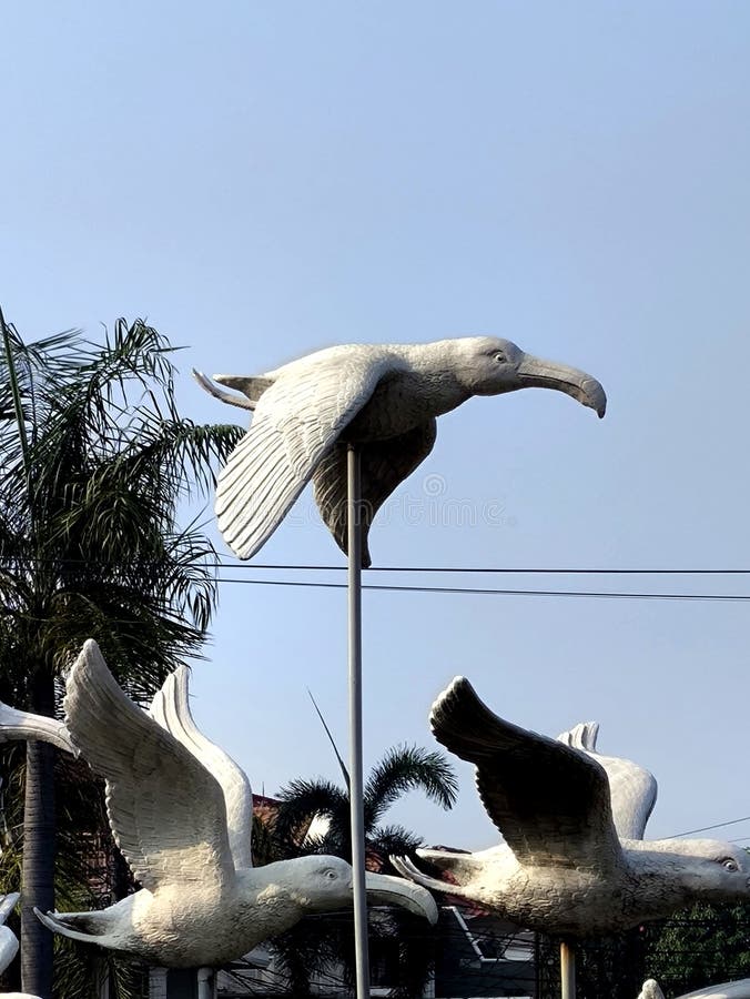 The unique flying bird statue adds to beauty of highway royalty-vrije stock afbeelding