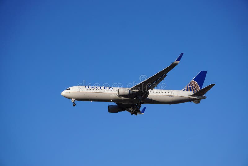 United Airlines Boeing 767 om inflygning till ORD arkivbild United Airlines Boeing 767 om inflygning till ORD arkivbild