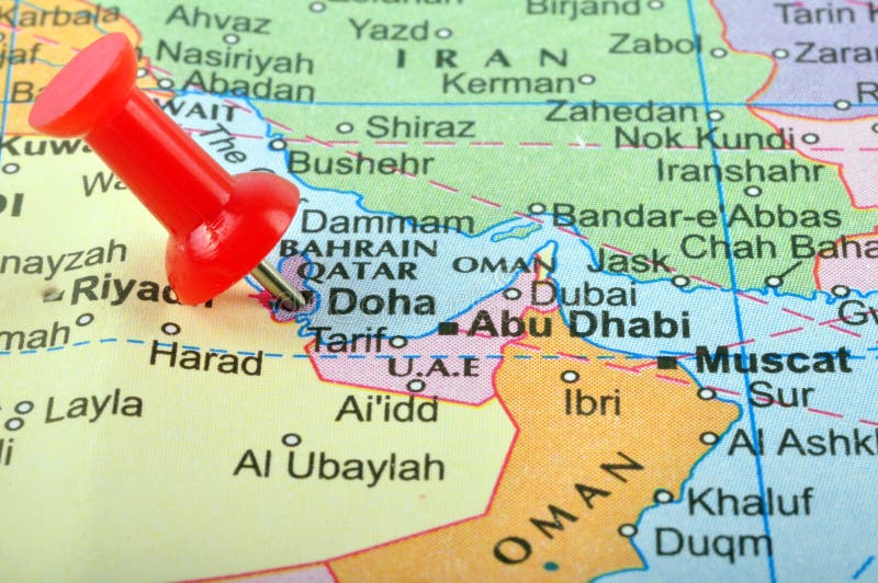 Makro snímek z spojené arabské emiráty mapa s push pin.