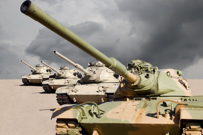 Quattro Stati Uniti esercito di carri armati pronti per la battaglia scura con il cielo coperto e asciutto sabbie del deserto di sfondo