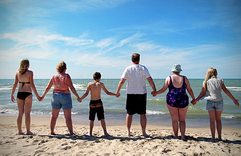 Familia manos sobre el Playa sobre el familia unidad.