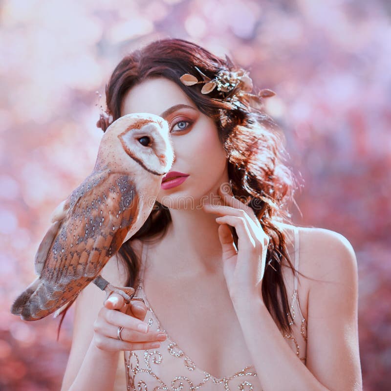 Unità con la natura, fotografia del ritratto della ragazza sveglia con pelle giusta e gufo selvaggio fotografie stock Unità con la natura, fotografia del ritratto della ragazza sveglia con pelle giusta e gufo selvaggio fotografie stock