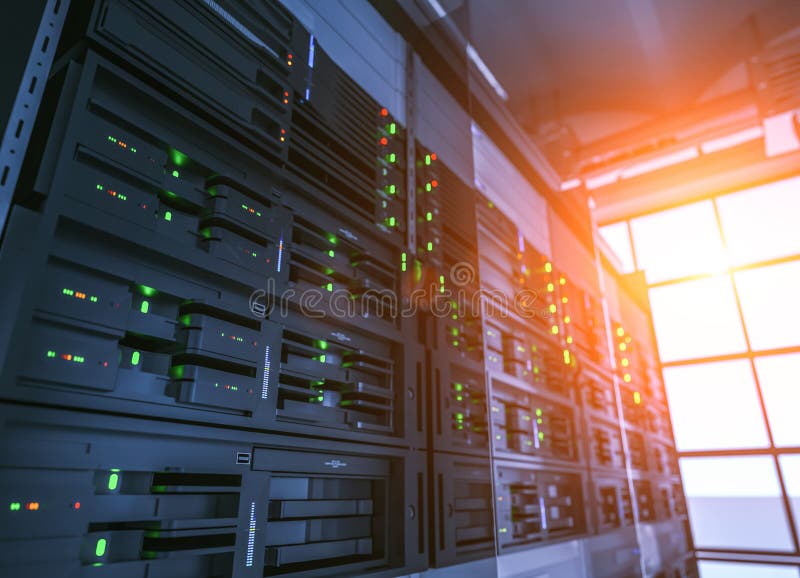 Unità server nel centro dati del servizio cloud che mostrano indicatori luminosi lampeggianti per una larghezza di banda di conne fotografia stock