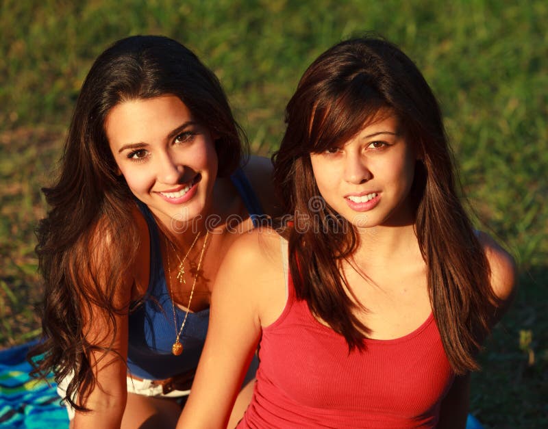 Retrato De Duas Meninas Tailandesas Encantadoras Foto de Stock - Imagem de  amigos, consideravelmente: 1743386
