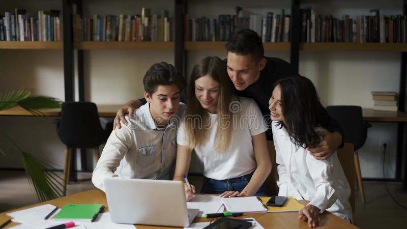 Universitaire studenten studeren samen project maken notities gelukkig gevarieerd jeugdteam essay schrijven