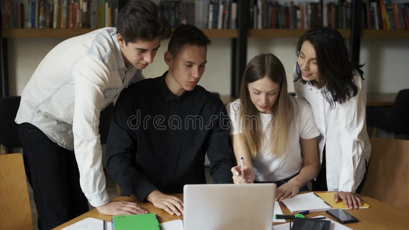 Universitaire studenten studeren samen project maken notities gelukkig gevarieerd jeugdteam essay schrijven