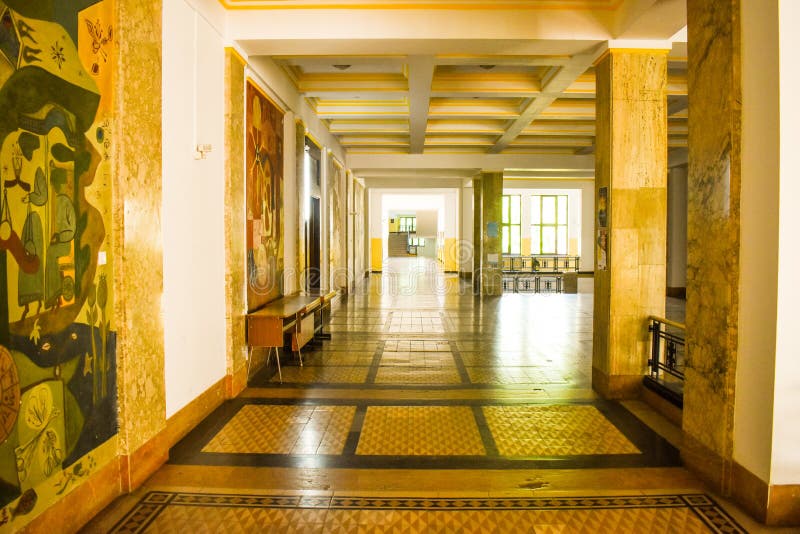 Universitet av Bucharest - juridisk fakultetbyggnad - Bucharest, Rumänien - 10 06 2019 royaltyfri foto Universitet av Bucharest - juridisk fakultetbyggnad - Bucharest, Rumänien - 10 06 2019 royaltyfri foto