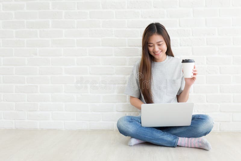 Universitetsstudenter är le och genom att använda bärbara datorer, självstudiebegrepp royaltyfri fotografi