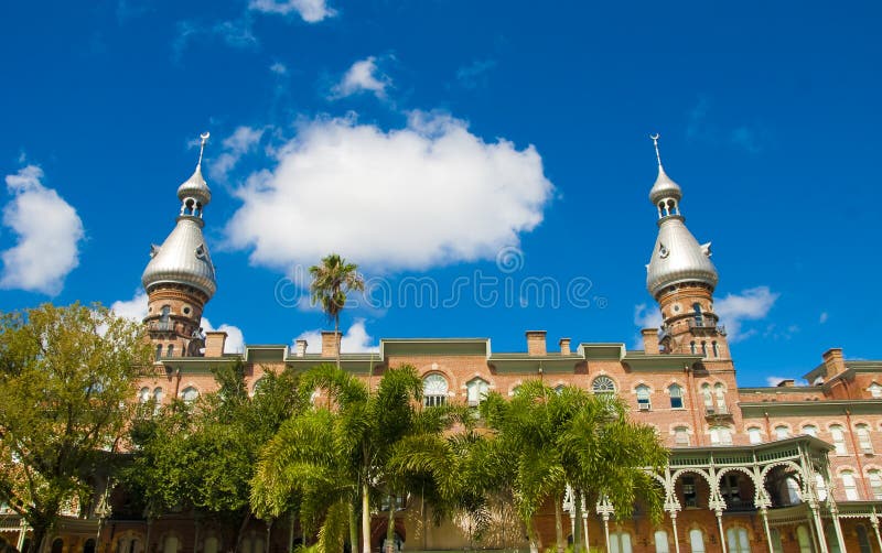 Università di Tampa torri contro un luminoso cielo nuvoloso.