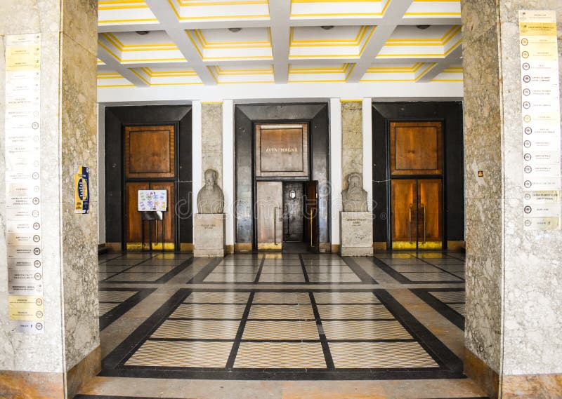 Universität von Bukarest - Gebäude der juristischen Fakultät - Bukarest, Rumänien - 10 06 2019 lizenzfreie stockfotografie Universität von Bukarest - Gebäude der juristischen Fakultät - Bukarest, Rumänien - 10 06 2019 lizenzfreie stockfotografie