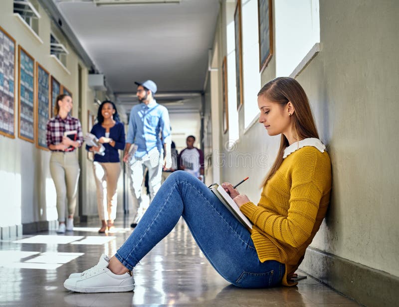 Uniwersytecka dziewczynka i studiuje na podłodze w korytarzu edukacyjnym dla nauki i przygotowania do egzaminu. studentka kampusu obrazy stock