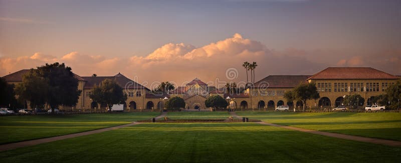 Uniwersytet Stanforda przy wschodem słońca