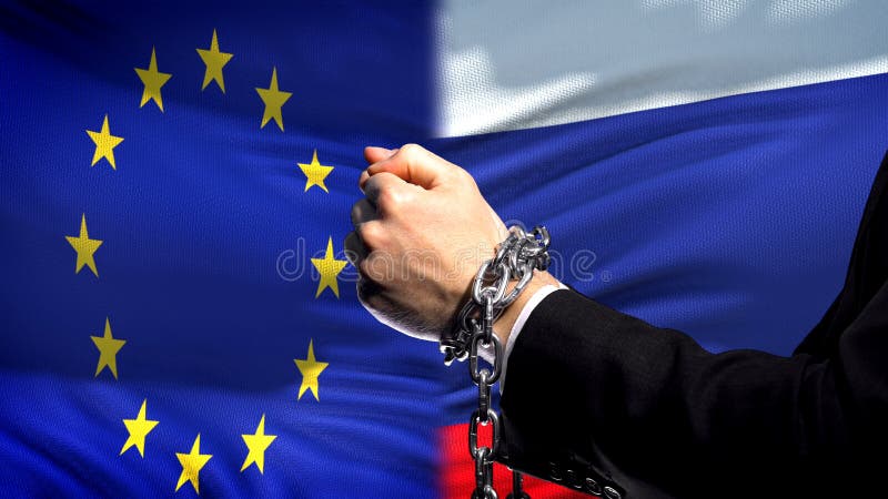 A União Europeia aprova Rússia, o conflito acorrentado dos braços, o político ou o econômico imagem de stock A União Europeia aprova Rússia, o conflito acorrentado dos braços, o político ou o econômico imagem de stock