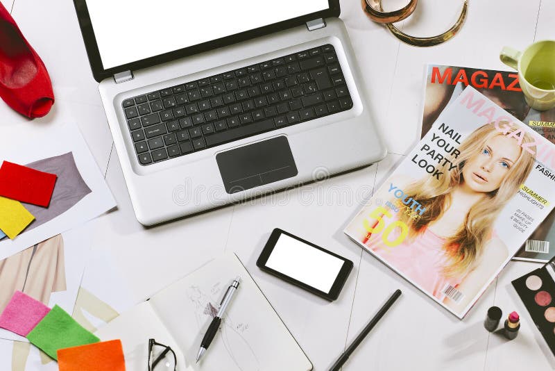 Unkosten von Wesensmerkmale wenden in einem Mode Blogger ein lizenzfreie stockbilder Unkosten von Wesensmerkmale wenden in einem Mode Blogger ein lizenzfreie stockbilder
