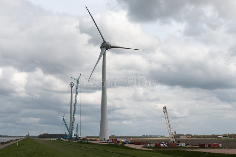 Uno de la grúa más grande del mundo en tierra construye los molinoes de viento fotos de archivo libres de regalías Uno de la grúa más grande del mundo en tierra construye los molinoes de viento fotos de archivo libres de regalías