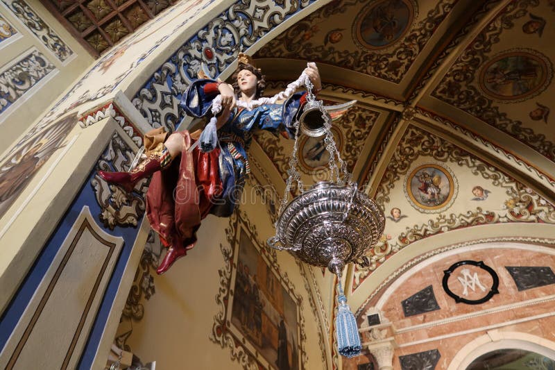 Uno De Los ángeles Colgantes Del Santuario De Nuestra Señora Reina Los ángeles. De Montano Alajar Huelva España Imagen de archivo - Imagen de altar, campo: 276005725
