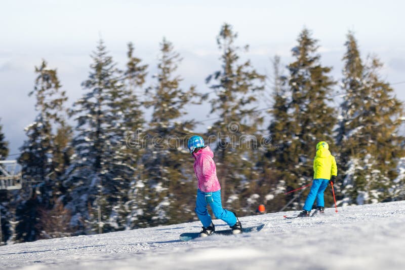 Uno snowboarder scende lungo una pista immagini stock