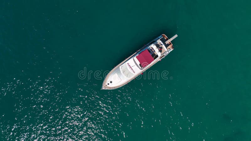 Uno yacht di grandi dimensioni si trova in una vista aerea marittima 4 k di fondo fantastico