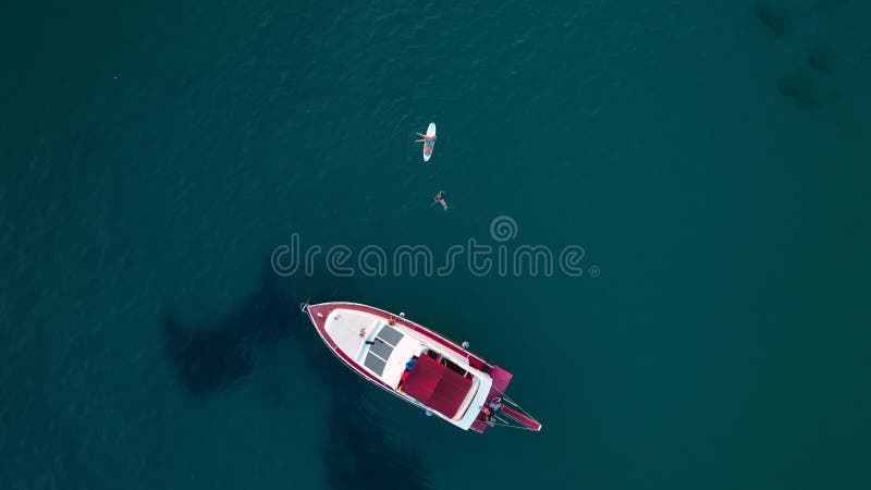 Uno yacht di grandi dimensioni si trova in una vista aerea marittima 4 k