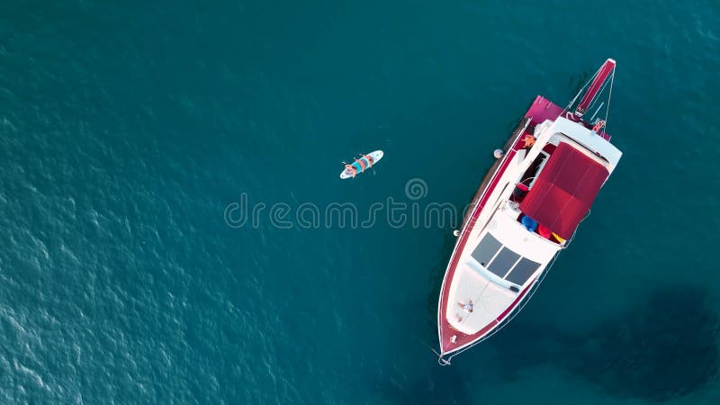 Uno yacht di grandi dimensioni si trova in una vista aerea marittima 4 k