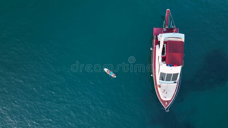 Uno yacht di grandi dimensioni si trova in una vista aerea marittima 4 k