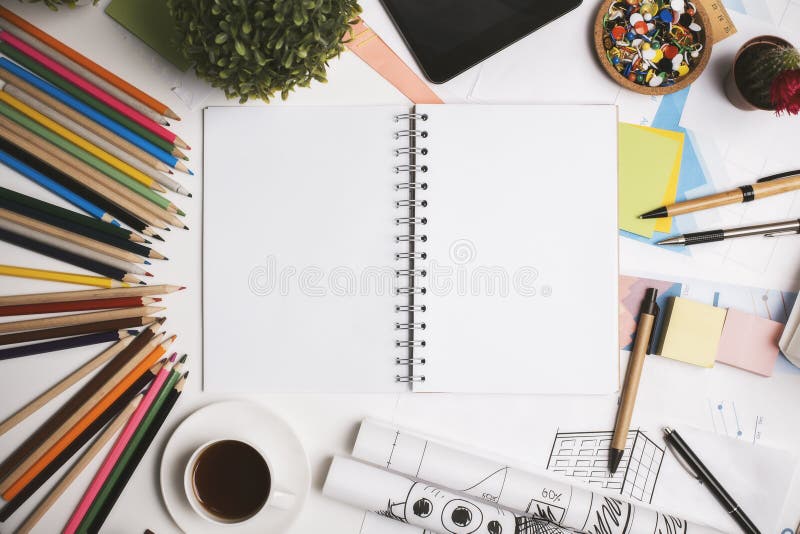 Unordentlicher Arbeitsplatz mit leerem Notizblock stockbilder Unordentlicher Arbeitsplatz mit leerem Notizblock stockbilder