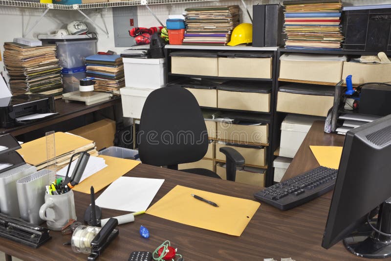 Unordentlicher Arbeitszimmer-Schreibtisch