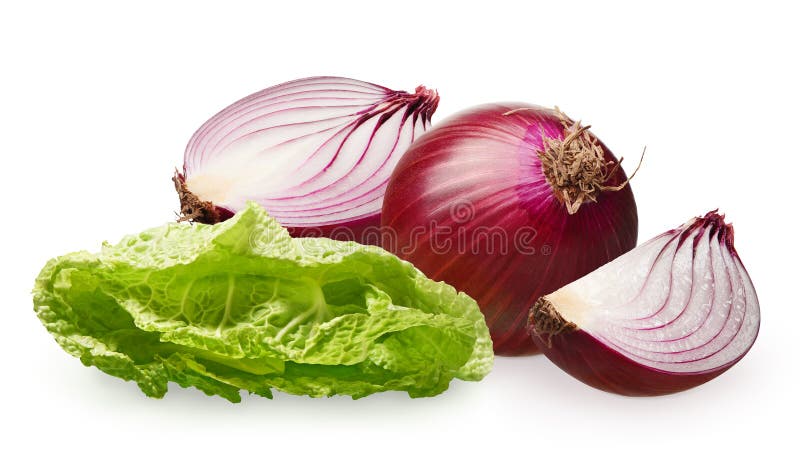 Unpeeled rode ui met half en plak dichtbij groene salade stock foto Unpeeled rode ui met half en plak dichtbij groene salade stock foto