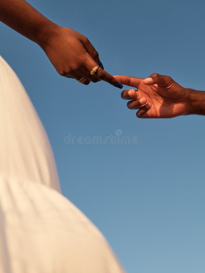 Negru nerecunoscut care așteaptă ca mama și masculul anonim să atingă degetele index stock photo