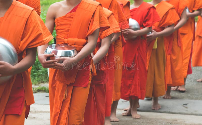 Mnich na ulice v222 2 činnost a lidé dát jídlo nabídky na buddhistické mniši na univerzita thajsko.