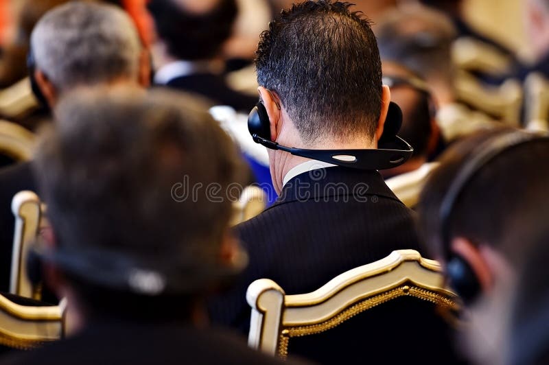 Unrecognizable άνθρωποι που χρησιμοποιούν τα ακουστικά στοκ εικόνες με δικαίωμα ελεύθερης χρήσης