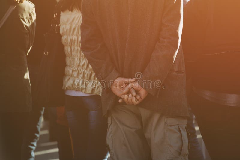 Unrecognizable άνθρωποι στην οδό κατά τη διάρκεια της πολιτικής συνεδρίασης στοκ φωτογραφία