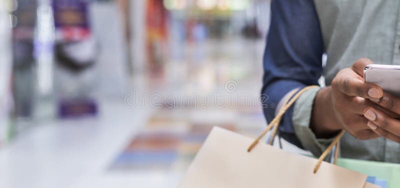Unrecognizable αφρικανικός τύπος που χρησιμοποιεί το κινητό τηλέφωνο για να κάνει τη σε απευθείας σύνδεση διαταγή στοκ φωτογραφία με δικαίωμα ελεύθερης χρήσης