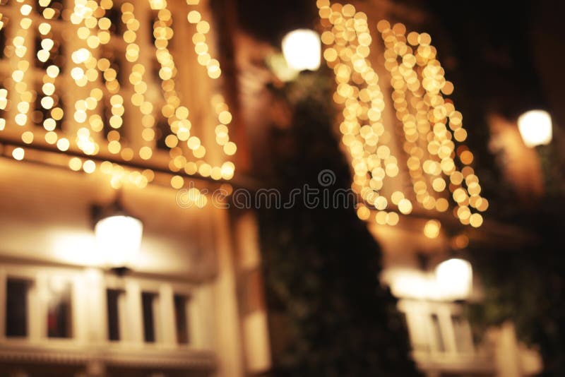 Unscharfe Ansicht des Gebäudes mit schönen Straßenlaterne nachts Bokeh Effekt