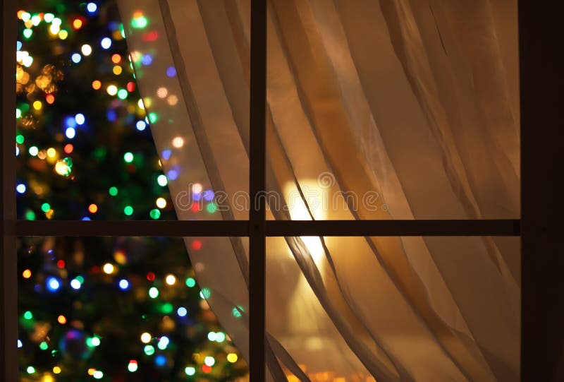 Unscharfe Ansicht des Weihnachtsbaums mit feenhaften Lichtern stockbild