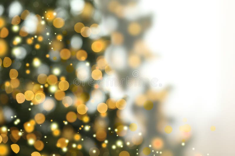 Unscharfe Ansicht des Weihnachtsbaums mit glühenden Lichtern lizenzfreie stockfotos