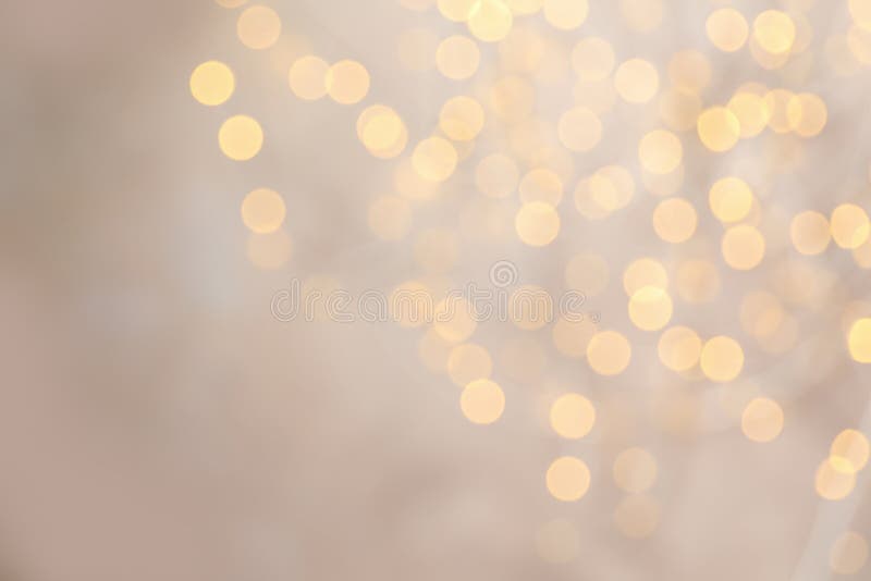 Unscharfe Ansicht von goldenen Weihnachtslichtern als Hintergrund lizenzfreies stockbild