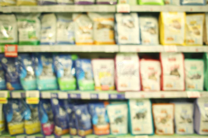 Unscharfe Ansicht von Sätzen mit Tierfutter auf Geschäft für Haustiere stockfoto