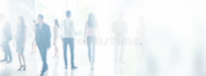 Unscharfe Geschäftsleute im Büroinnenraum mit Raum für Hintergrund oder Fahnendesign stockfotografie