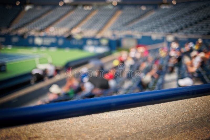 Unscharfe Sicht auf einen Tennisplatz mit Zuschauer stockfotos