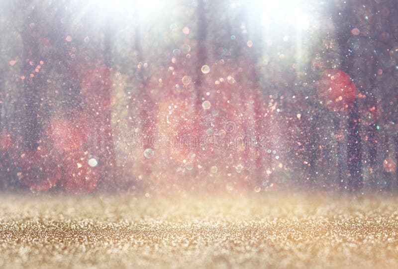 Unscharfes abstraktes Foto der Lichtexplosion unter Bäumen und Funkeln bokeh beleuchtet gefiltertes Bild und gemasert